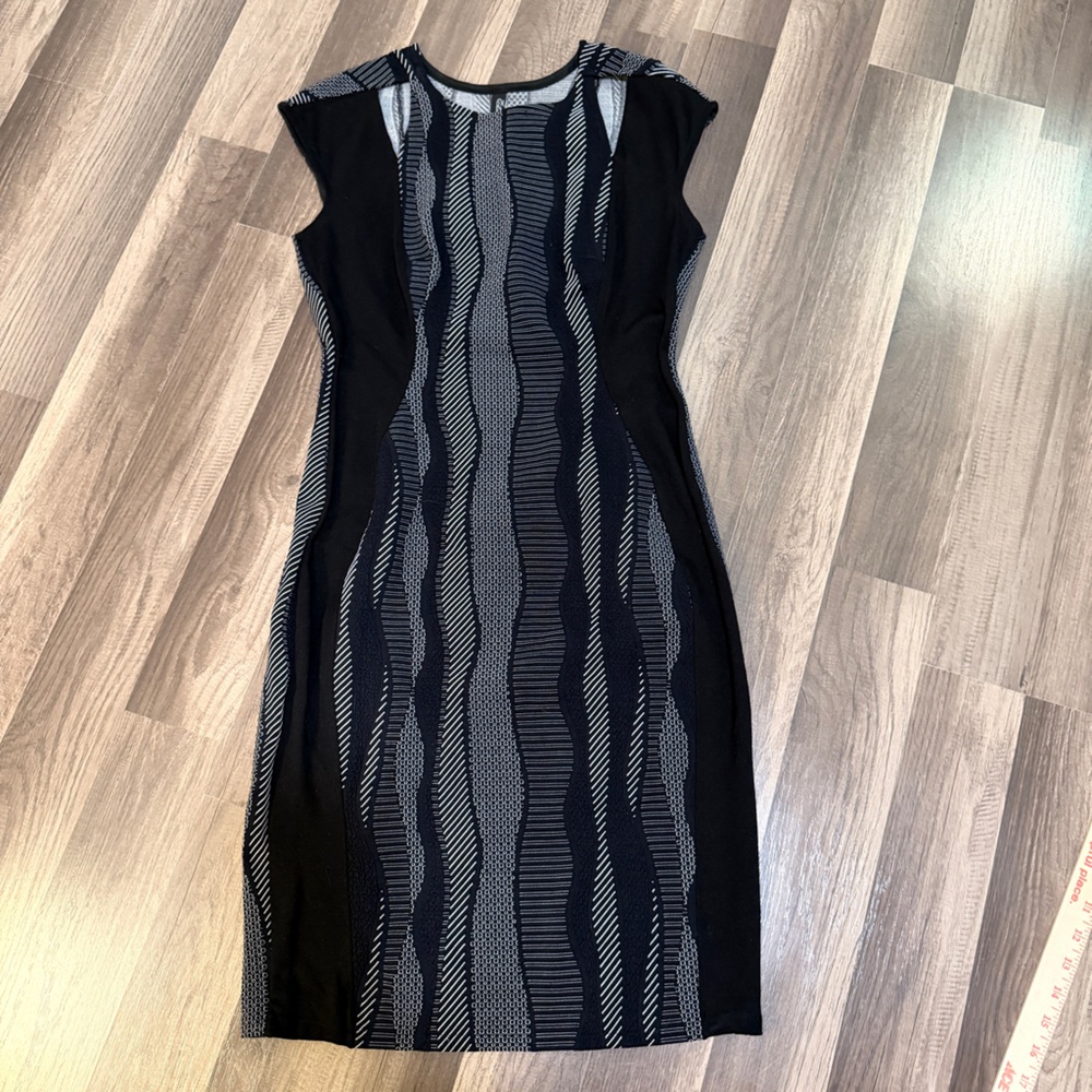 Elana Kattan body con black and white sleeveless dress with cutout detail M